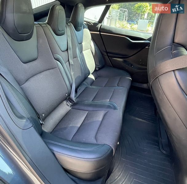 Ліфтбек Tesla Model S 2017 в Кам'янець-Подільському