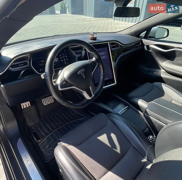 Ліфтбек Tesla Model S 2017 в Кам'янець-Подільському