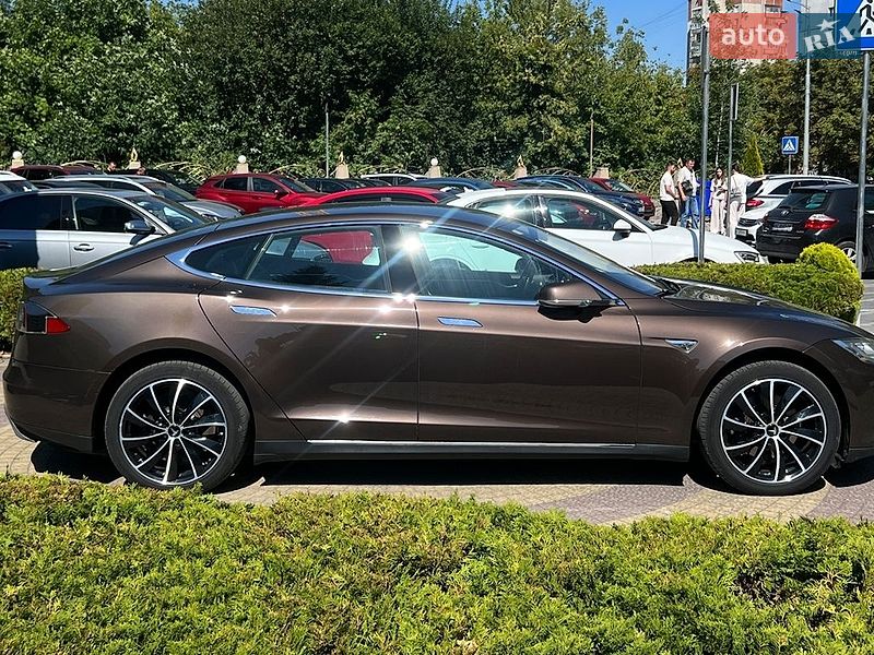 Ліфтбек Tesla Model S 2014 в Львові