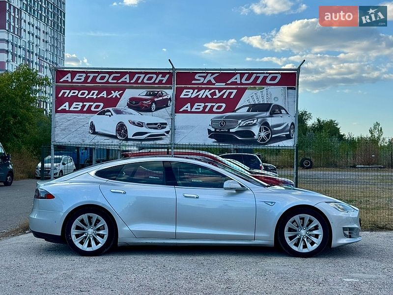 Лифтбек Tesla Model S 2016 в Киеве