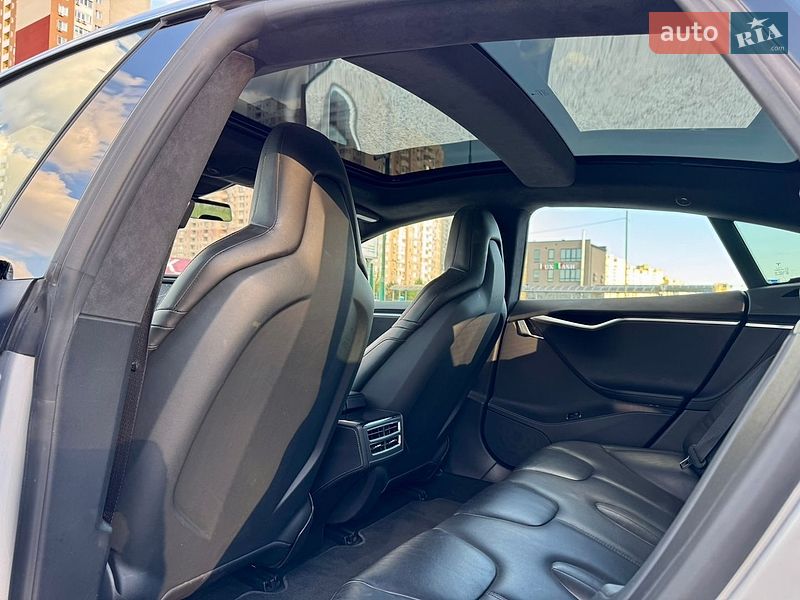Лифтбек Tesla Model S 2016 в Киеве