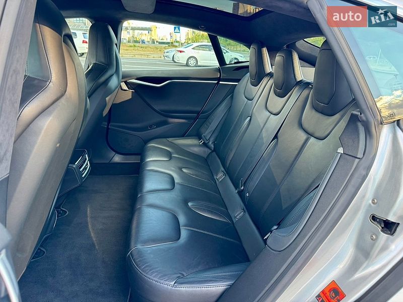 Лифтбек Tesla Model S 2016 в Киеве