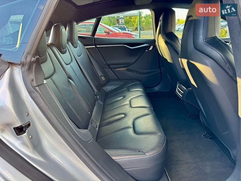 Лифтбек Tesla Model S 2016 в Киеве