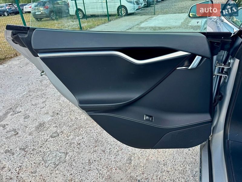 Лифтбек Tesla Model S 2016 в Киеве