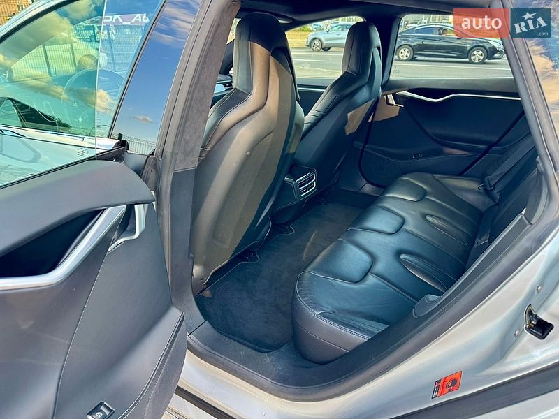 Лифтбек Tesla Model S 2016 в Киеве