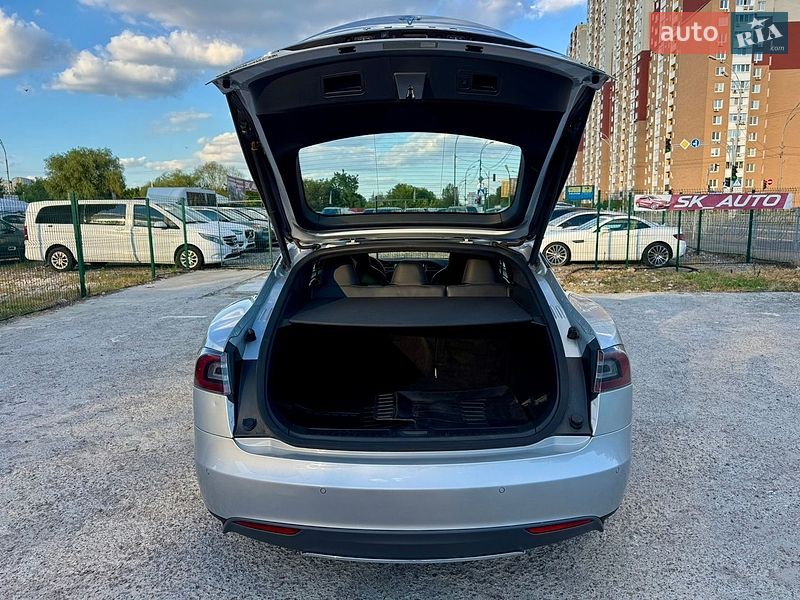 Лифтбек Tesla Model S 2016 в Киеве