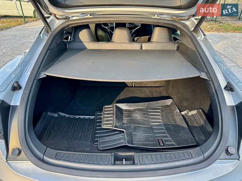 Лифтбек Tesla Model S 2016 в Киеве