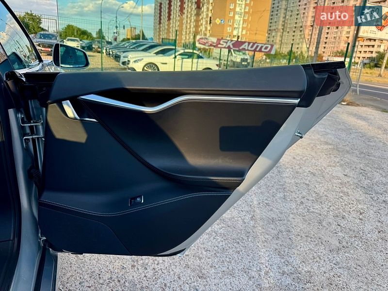 Лифтбек Tesla Model S 2016 в Киеве