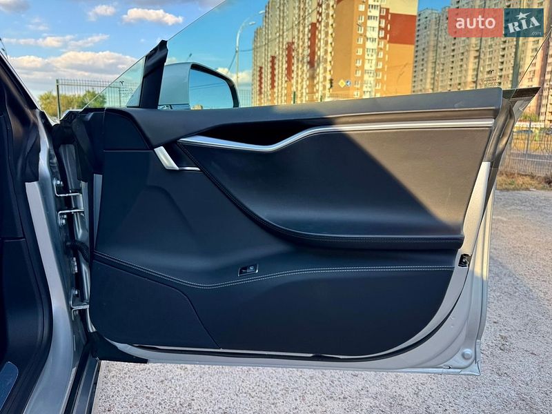 Лифтбек Tesla Model S 2016 в Киеве