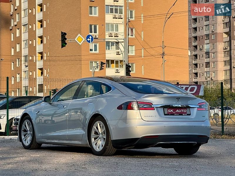 Лифтбек Tesla Model S 2016 в Киеве