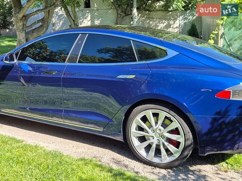 Лифтбек Tesla Model S 2020 в Березане