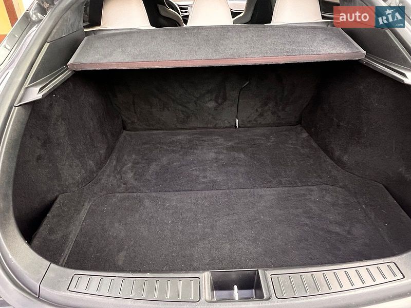 Ліфтбек Tesla Model S 2016 в Нетішині
