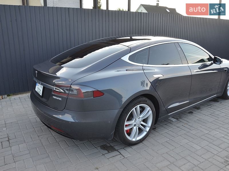 Лифтбек Tesla Model S 2016 в Черкассах