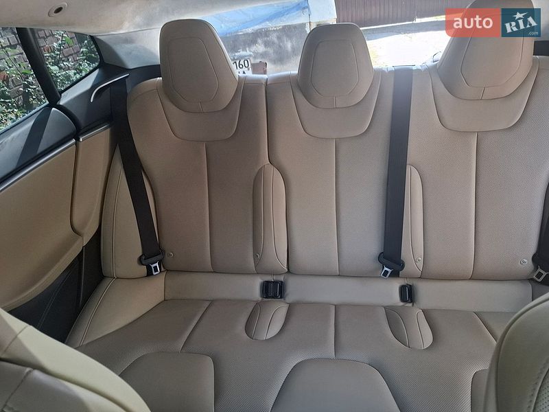 Лифтбек Tesla Model S 2016 в Черкассах