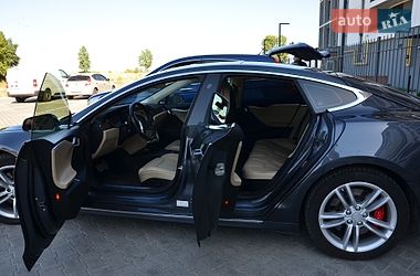 Лифтбек Tesla Model S 2016 в Черкассах
