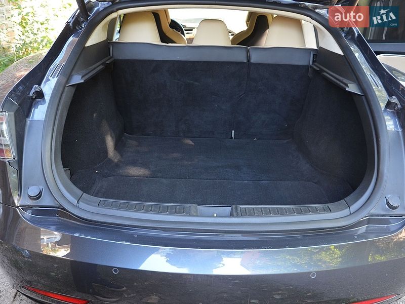 Лифтбек Tesla Model S 2016 в Черкассах