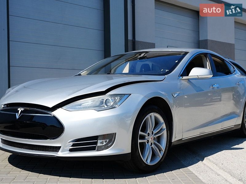 Лифтбек Tesla Model S 2014 в Дрогобыче
