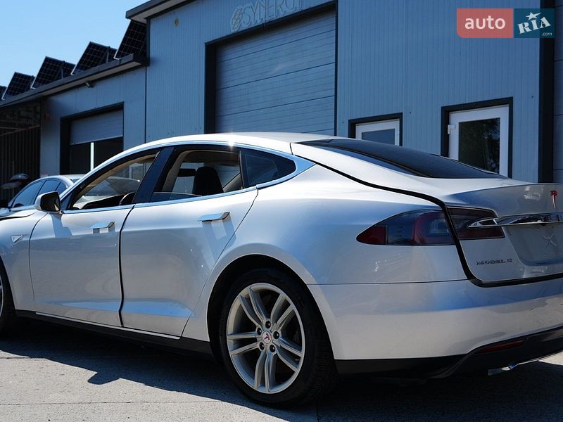 Лифтбек Tesla Model S 2014 в Дрогобыче