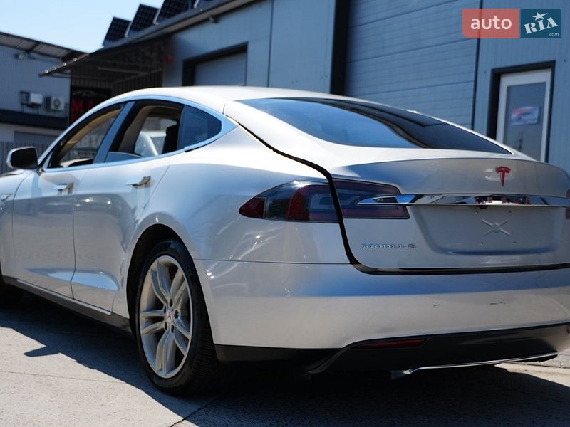Лифтбек Tesla Model S 2014 в Дрогобыче