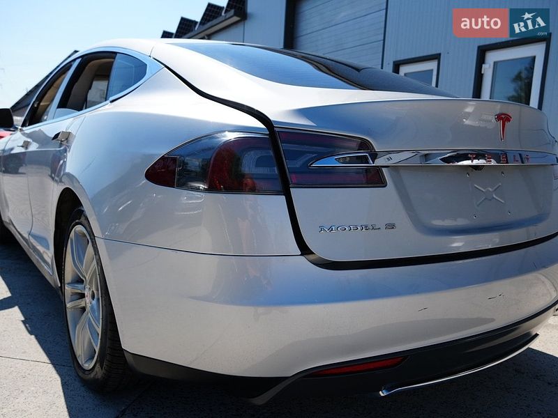 Лифтбек Tesla Model S 2014 в Дрогобыче