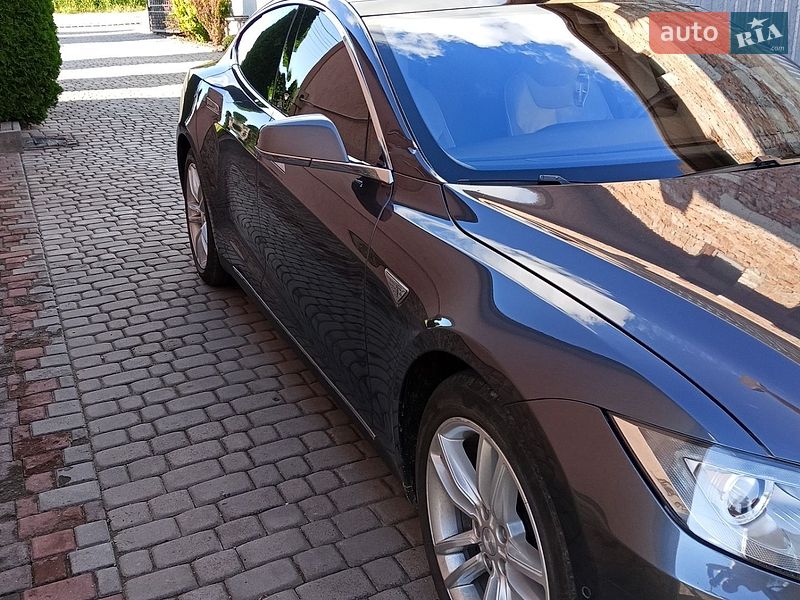 Лифтбек Tesla Model S 2016 в Тернополе