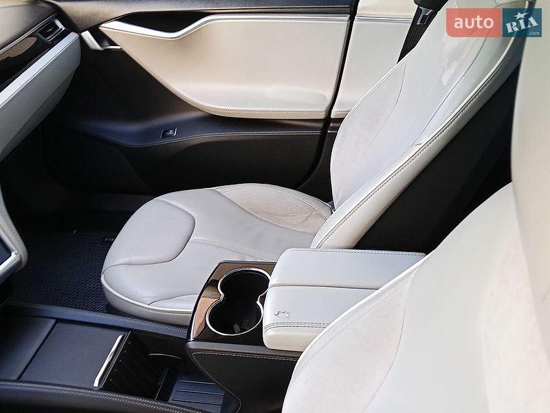 Лифтбек Tesla Model S 2016 в Тернополе