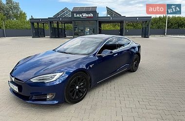 Лифтбек Tesla Model S 2017 в Черновцах