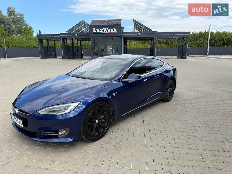 Лифтбек Tesla Model S 2017 в Черновцах