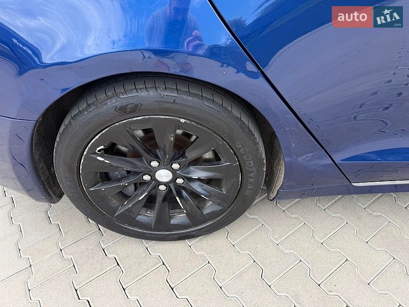 Лифтбек Tesla Model S 2017 в Черновцах