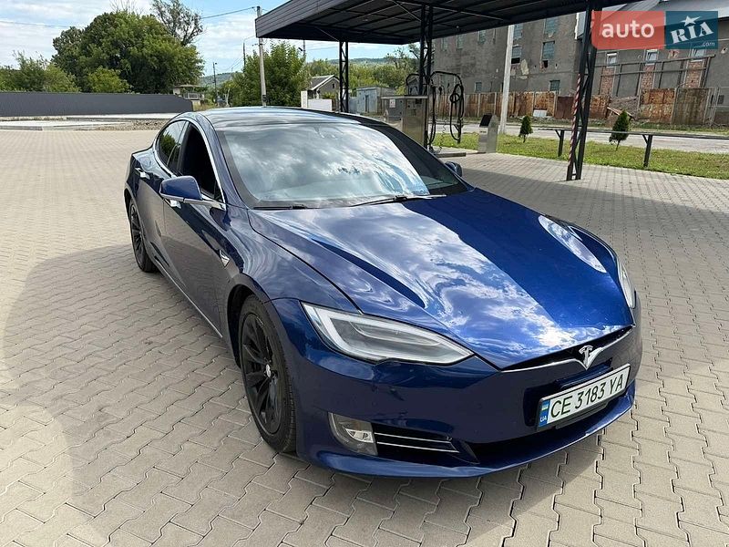 Лифтбек Tesla Model S 2017 в Черновцах