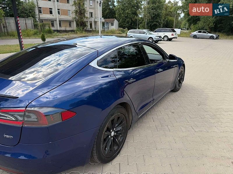 Лифтбек Tesla Model S 2017 в Черновцах