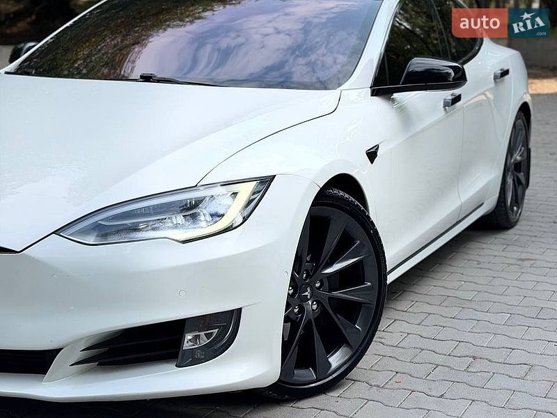 Ліфтбек Tesla Model S 2017 в Тернополі