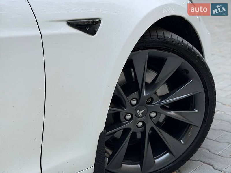 Ліфтбек Tesla Model S 2017 в Тернополі
