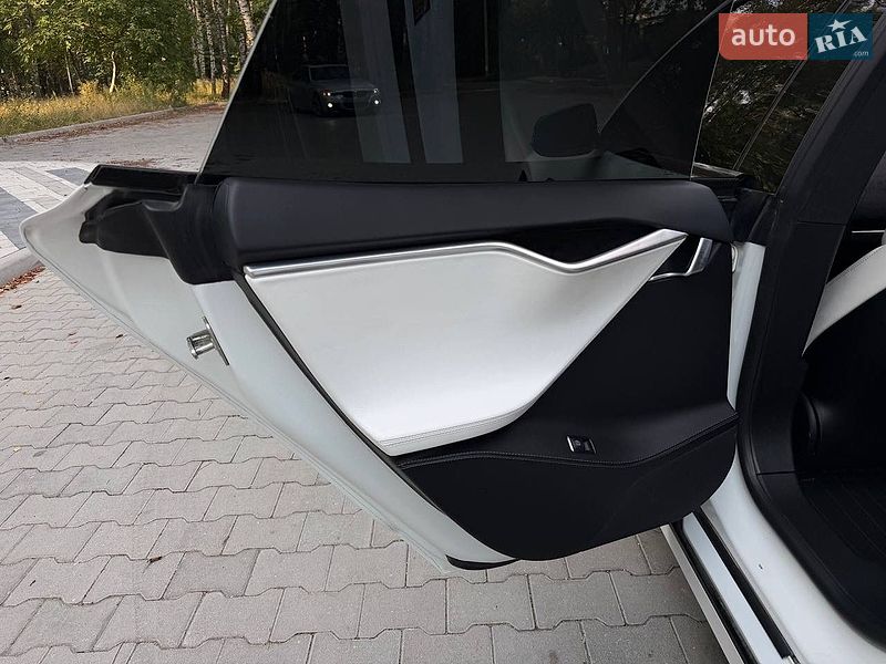 Ліфтбек Tesla Model S 2017 в Тернополі