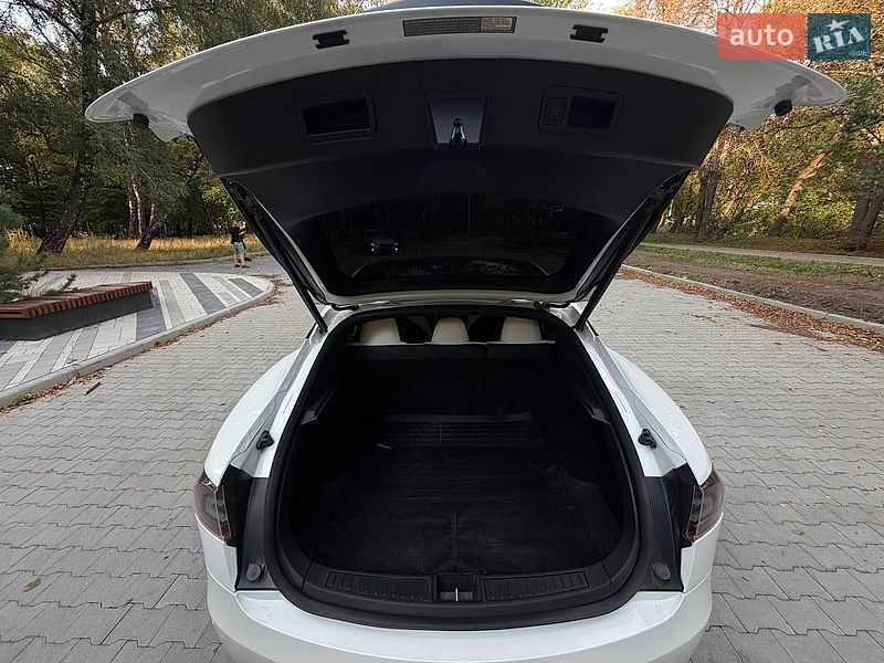 Ліфтбек Tesla Model S 2017 в Тернополі