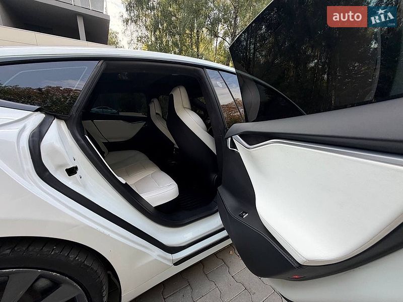 Ліфтбек Tesla Model S 2017 в Тернополі