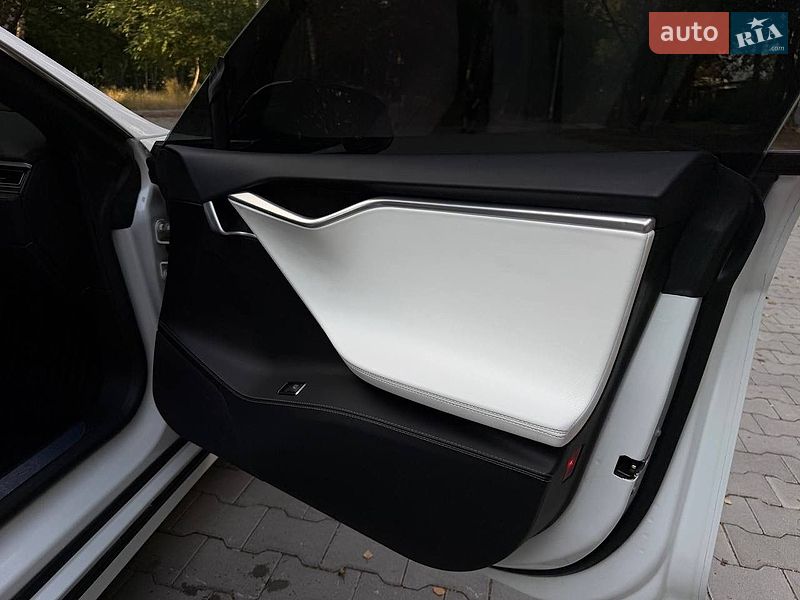 Лифтбек Tesla Model S 2017 в Тернополе