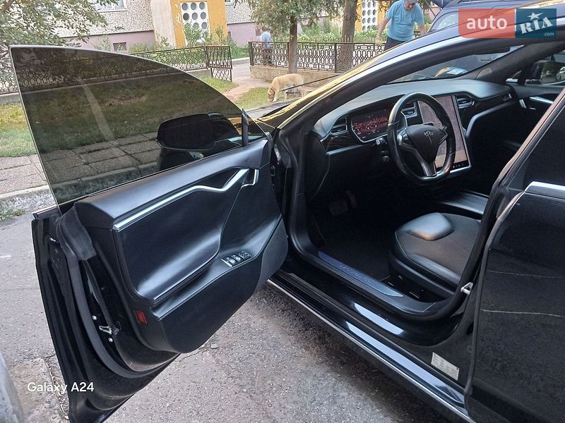 Лифтбек Tesla Model S 2017 в Ивано-Франковске