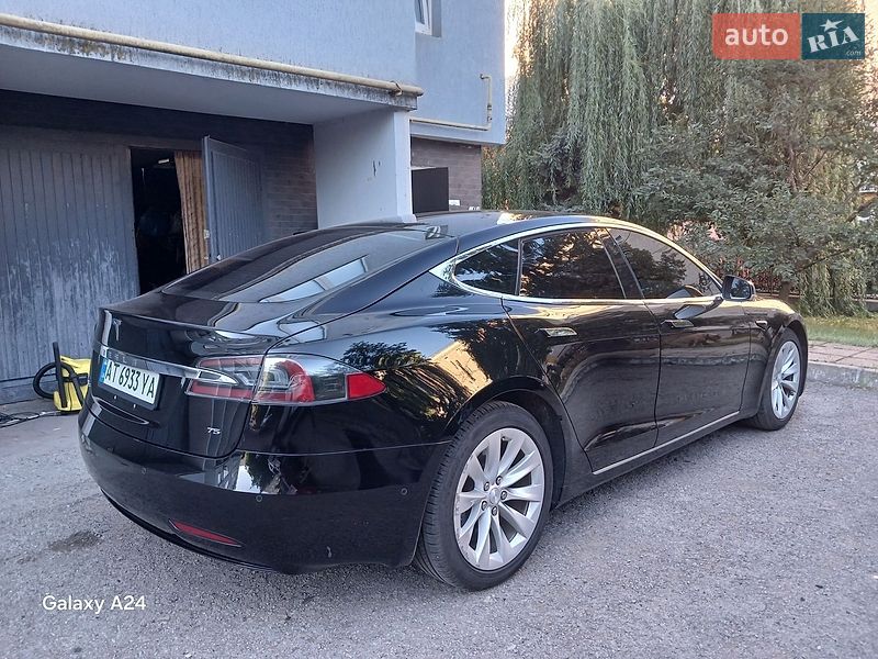 Лифтбек Tesla Model S 2017 в Ивано-Франковске