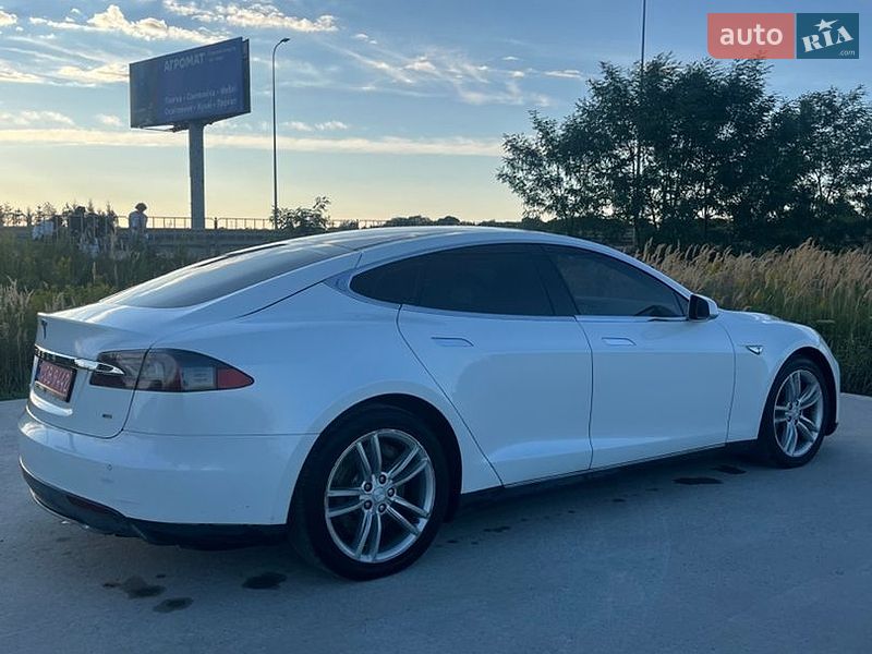 Лифтбек Tesla Model S 2013 в Львове