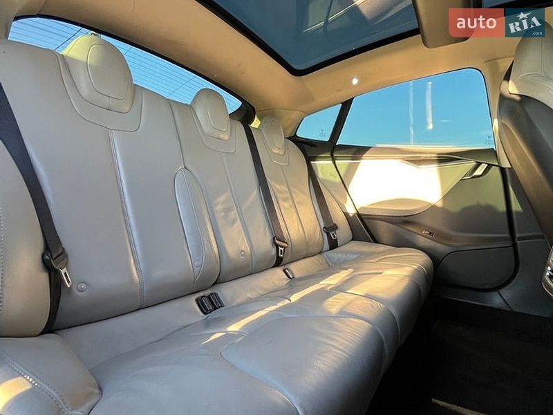 Лифтбек Tesla Model S 2013 в Львове