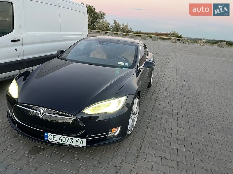 Лифтбек Tesla Model S 2015 в Черновцах
