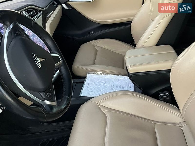 Лифтбек Tesla Model S 2015 в Черновцах