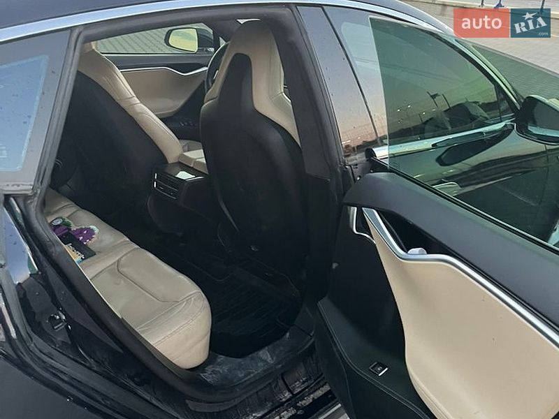 Лифтбек Tesla Model S 2015 в Черновцах