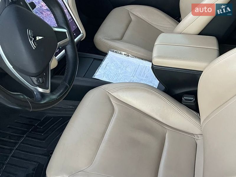 Лифтбек Tesla Model S 2015 в Черновцах