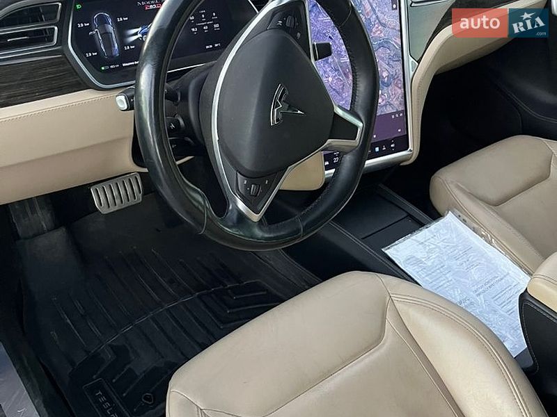 Лифтбек Tesla Model S 2015 в Черновцах