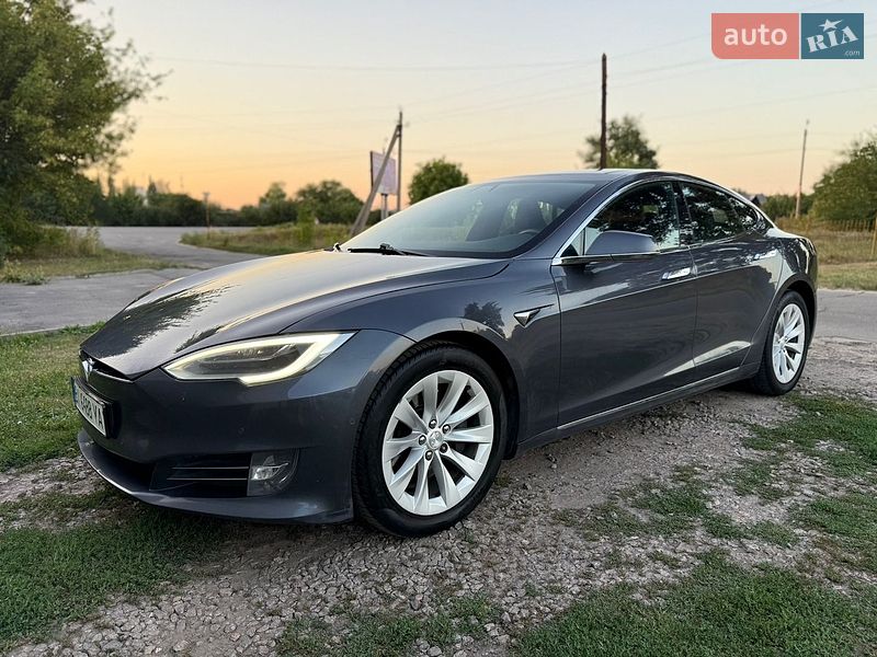 Tesla Model S, photos from the listing