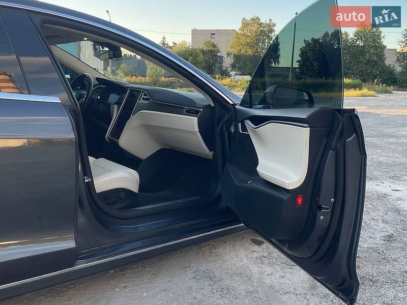 Лифтбек Tesla Model S 2015 в Каменец-Подольском