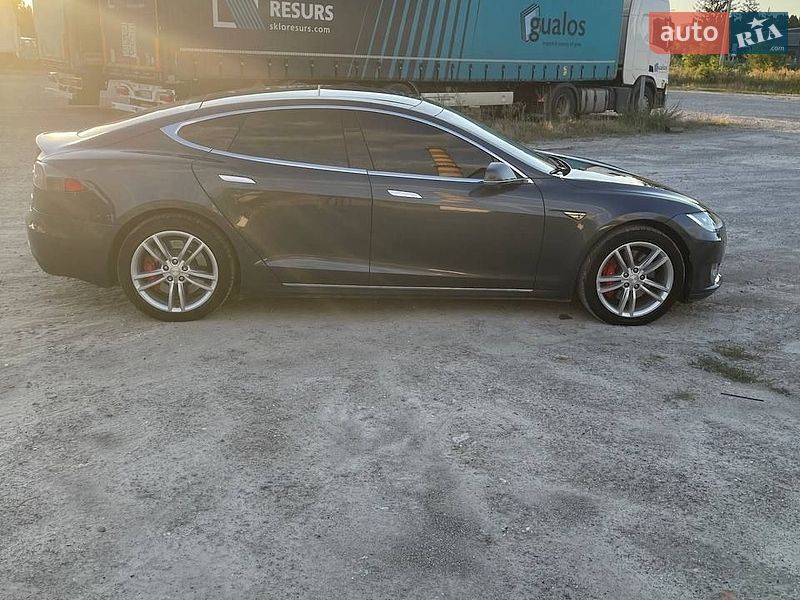 Лифтбек Tesla Model S 2015 в Каменец-Подольском