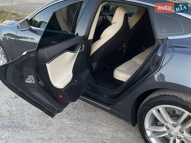 Лифтбек Tesla Model S 2015 в Каменец-Подольском